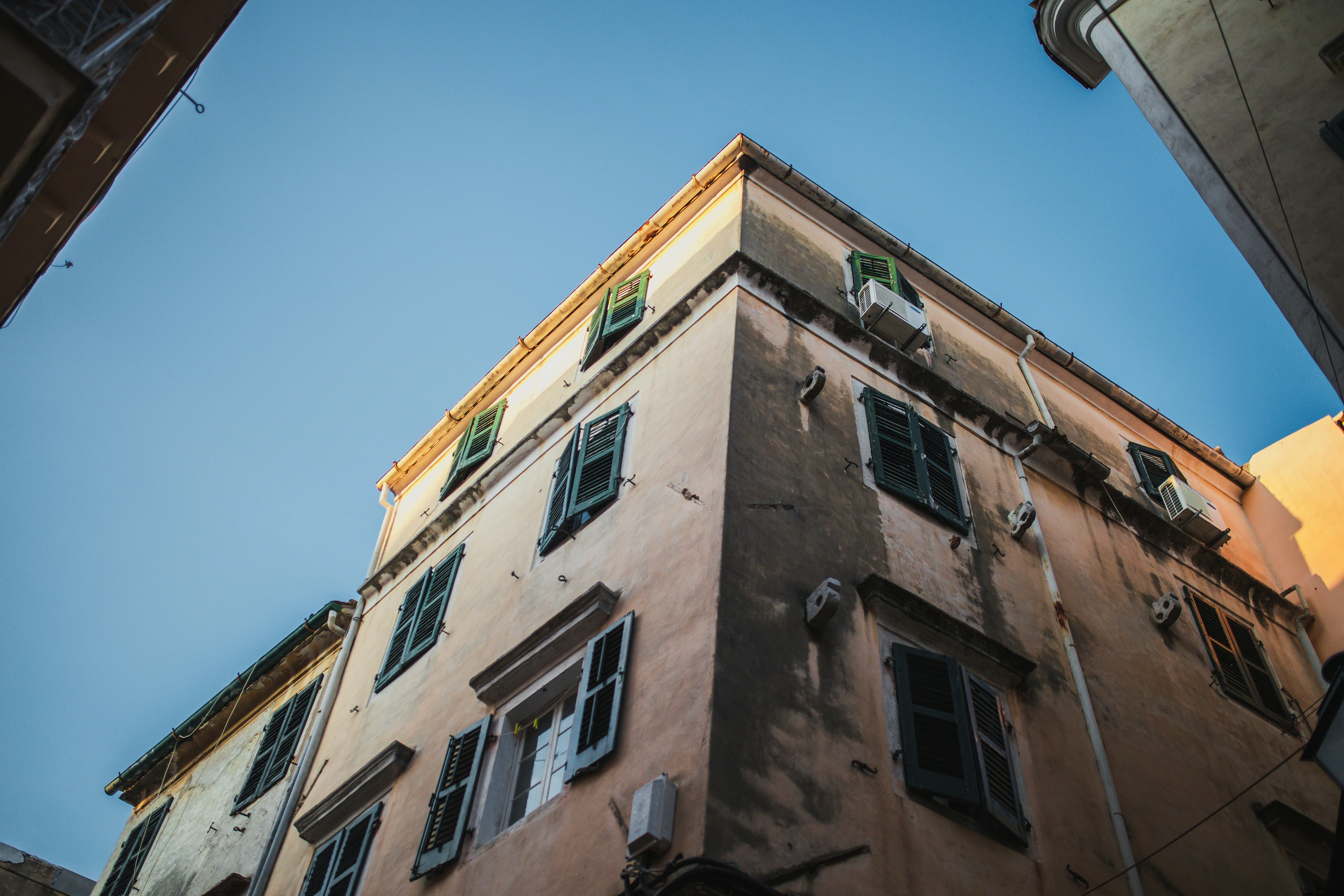Fenstergestaltung im mediterranen Stil: Wie holen Sie sich den Urlaub nach Hause?
