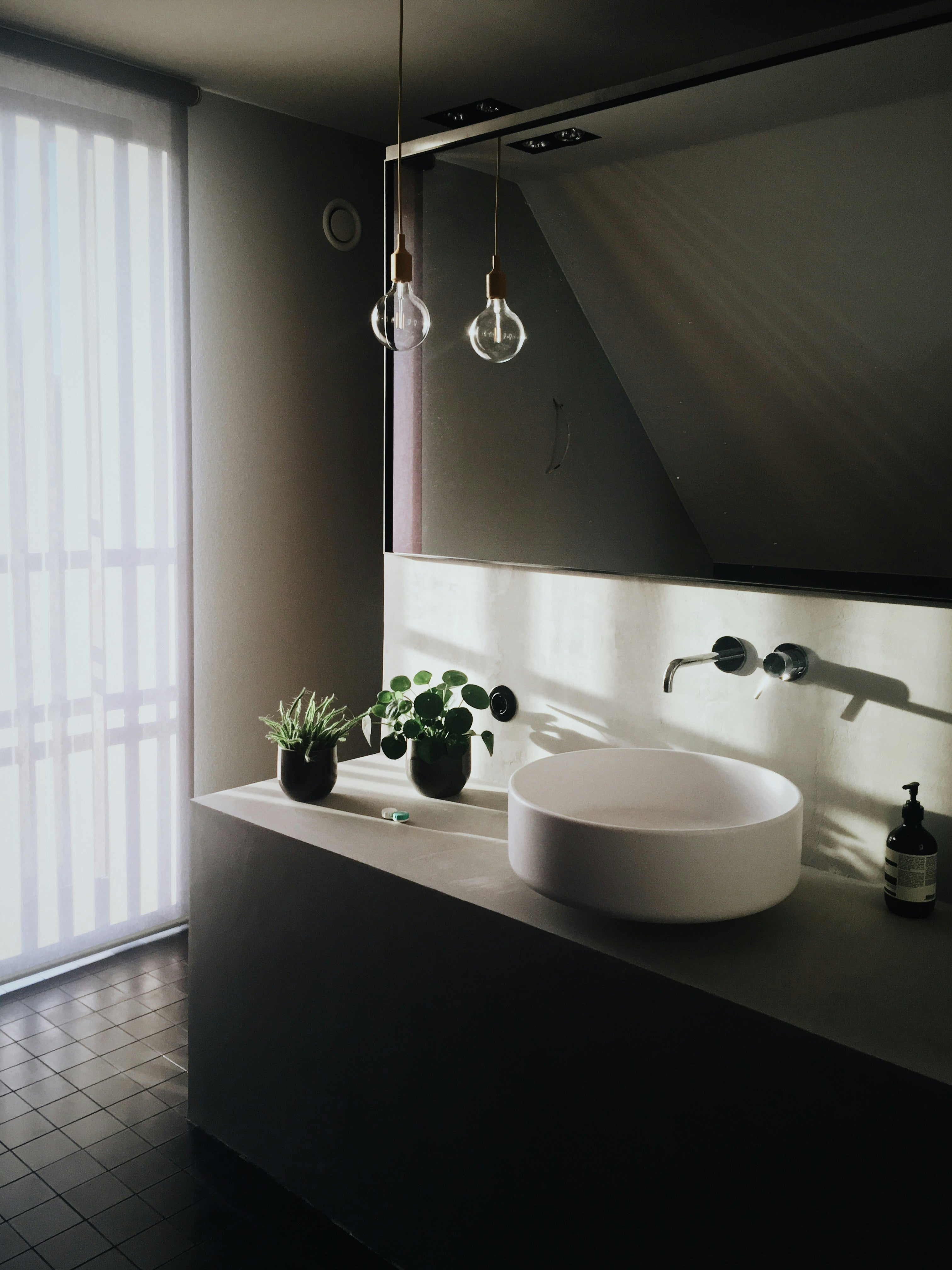 Fenstergestaltung: Tipps für mehr Privatsphäre und Stil im Badezimmer