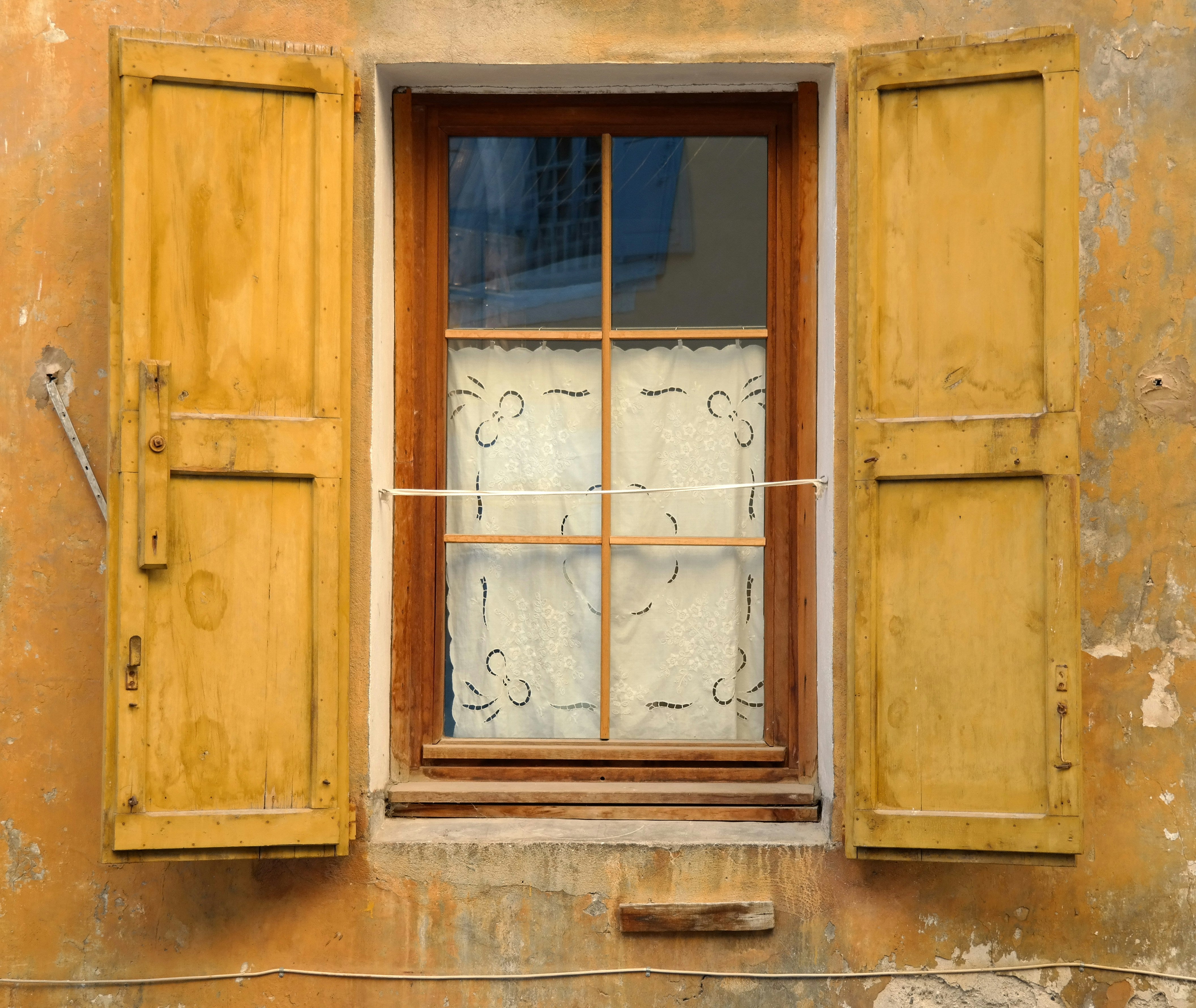 Sicht- und Sonnenschutz in einem: Erfahren Sie mehr über reflektierende Fensterfolien